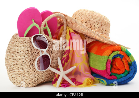 Borsa da spiaggia con asciugamano,infradito e occhiali da sole. Foto Stock