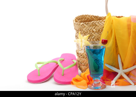 Borsa da spiaggia con costume da bagno su sfondo bianco. Foto Stock