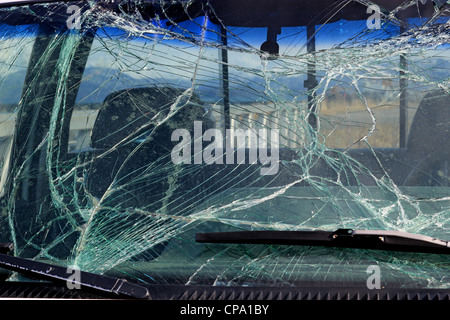 Broken auto parabrezza in vetro in una vettura dopo un incidente. Foto Stock