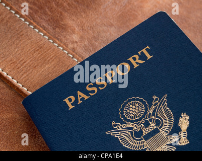 Stati Uniti passaporto blu su sfondo di cuoio. Foto Stock