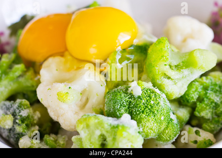 Verde di broccoli freschi da vicino con una profondità di campo ridotta Foto Stock