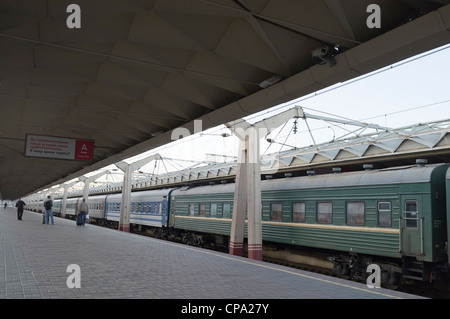 Piattaforma di Leningradsky Rail Terminal. Mosca, Russia Foto Stock