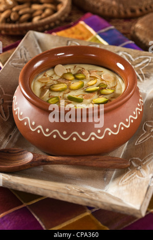 Badam phirni mandorla e zafferano dessert India cibo Foto Stock