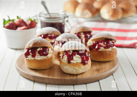 Devonshire divide. Marmellata e crema panini dal west country. Il cibo del Regno Unito Foto Stock