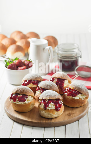 Devonshire divide. Marmellata e crema panini dal west country. Il cibo del Regno Unito Foto Stock