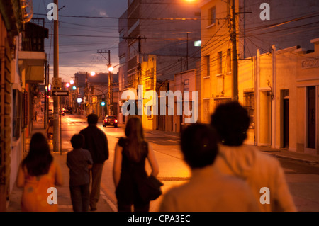 La notte nel centro storico di Città del Guatemala, Zona 1, Guatemala, America centrale. Foto Stock