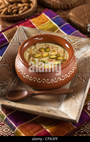 Badam phirni mandorla e zafferano dessert India cibo Foto Stock