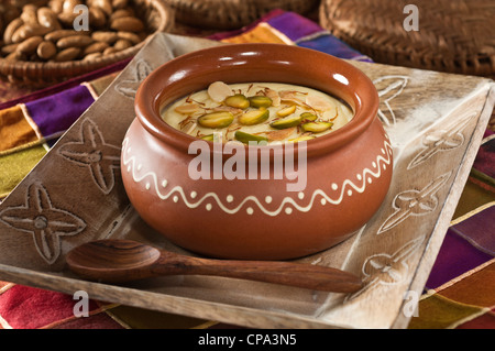 Badam phirni mandorla e zafferano dessert India cibo Foto Stock