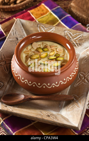 Badam phirni mandorla e zafferano dessert India cibo Foto Stock