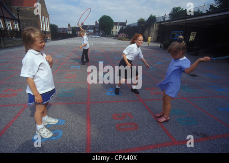I bambini nel parco giochi a giocare Foto Stock