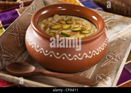 Badam phirni mandorla e zafferano dessert India cibo Foto Stock