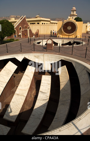 Jantar Mantar, il vecchio (XVII secolo) osservatorio di Jai Singh, Jaipur, Rajasthan, India Foto Stock