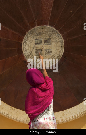 Jantar Mantar, il vecchio (XVII secolo) osservatorio di Jai Singh, Jaipur, Rajasthan, India Foto Stock