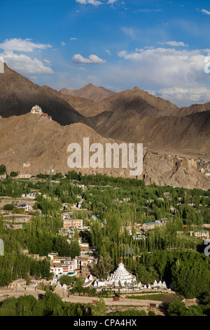 Vista di Leh da Shanti stupa. Jammu e Kashmir. India Foto Stock