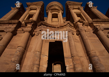 Drammatica Deir El Convento in Petra, Giordania. Foto Stock