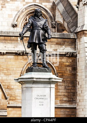 Statua di Oliver Cromwell al di fuori del Palazzo di Westminster a Londra, Inghilterra. Foto Stock