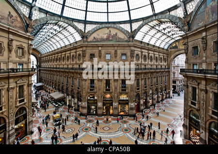 Unica vista in elevazione della Galleria Vittorio Emanuele II a Milano il 2 maggio 2012. È per l'Italia una delle più famose aree per lo shopping. Foto Stock