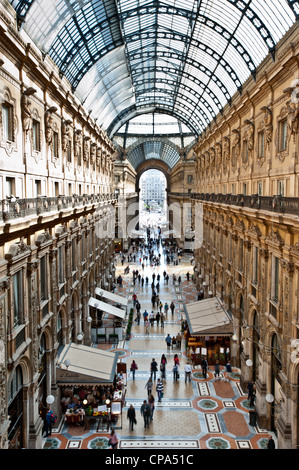 Unica vista in elevazione della Galleria Vittorio Emanuele II a Milano il 2 maggio 2012. È per l'Italia una delle più famose aree per lo shopping. Foto Stock