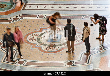 Unica vista in elevazione della Galleria Vittorio Emanuele II a Milano il 2 maggio 2012. Qui il rituale della filatura sulla bull di sfere. Foto Stock