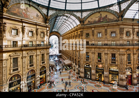 Unica vista in elevazione della Galleria Vittorio Emanuele II a Milano il 2 maggio 2012. È per l'Italia una delle più famose aree per lo shopping. Foto Stock