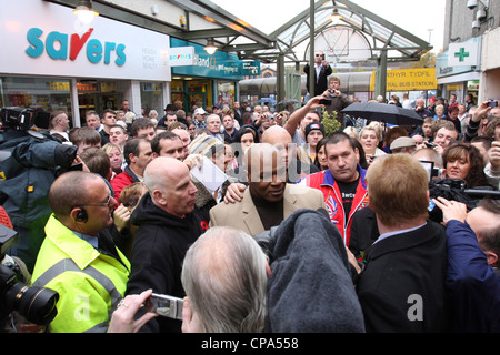 Mike Tyson paga rispetti a Johnny Owen in occasione della sua visita a Merthyr Tydfil, nel Galles del Sud, 2009 Foto Stock