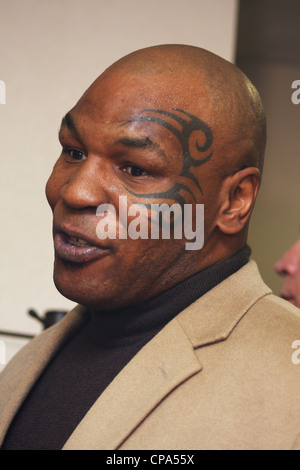 Mike Tyson paga rispetti a Johnny Owen in occasione della sua visita a Merthyr Tydfil, nel Galles del Sud, 2009 Foto Stock