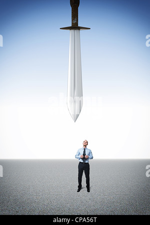 Uomo con il binocolo e grande spada sopra Foto Stock