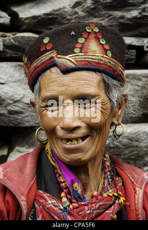 Ci incontriamo di nuovo! Tamang donna, Gatlang, Tamang Heritage trek, Nepal. Ho avuto una volta fotografato la sua su un trek nel 2007 (foto B5MDM8) Foto Stock