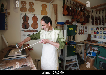 Kuros Torkzadeh liutaio nella sua bottega, in Ballinderreen vicino a Kinvara Contea di Galway Foto Stock