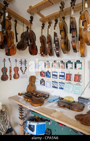 Kuros Torkzadeh liutaio nella sua bottega, in Ballinderreen vicino a Kinvara Contea di Galway Foto Stock