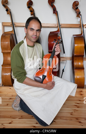 Kuros Torkzadeh liutaio nella sua bottega, in Ballinderreen vicino a Kinvara Contea di Galway Foto Stock