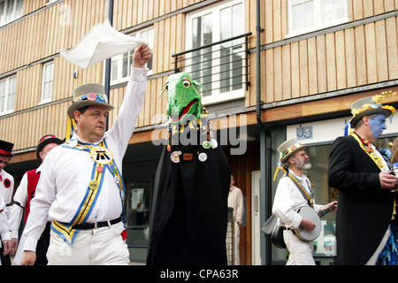 Morris dancing, Whitstable giorno di maggio celebrazioni, Kent, England, Regno Unito Foto Stock