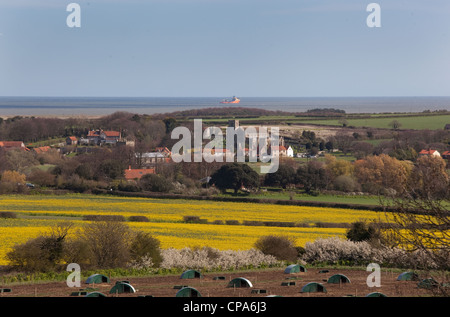 Cley e chiese Wiveton da Wiveton Downs Norfolk in primavera Foto Stock