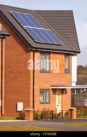 Nuovo alloggiamento con sistemi fotovoltaici sul tetto, Birmingham, Inghilterra, Regno Unito Foto Stock