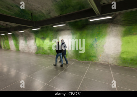 Coppia adolescenti a una stazione della metropolitana Foto Stock