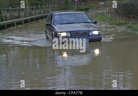 Veicoli che passano attraverso le inondazioni nel Sussex Foto Stock