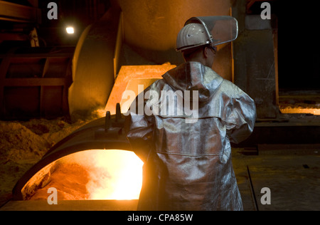 Un lavoratore presso il nuovo altoforno 8 presso la ThyssenKrupp Steel AG, Duisburg, Germania Foto Stock