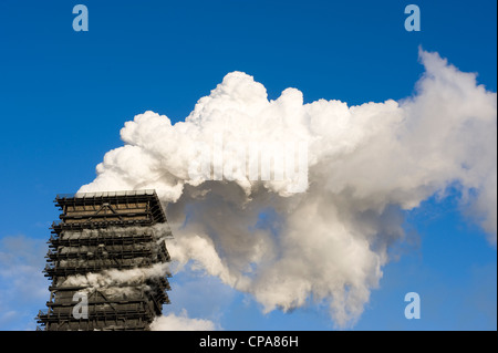 Un fumaiolo della cokeria di ThyssenKrupp Steel AG, Duisburg, Germania Foto Stock