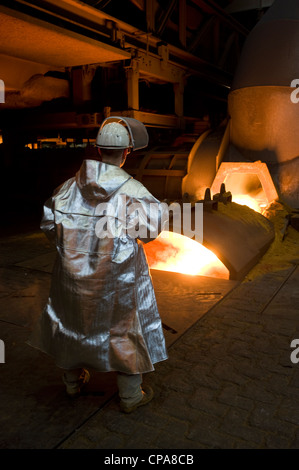 Un lavoratore presso il nuovo altoforno 8 presso la ThyssenKrupp Steel AG, Duisburg, Germania Foto Stock