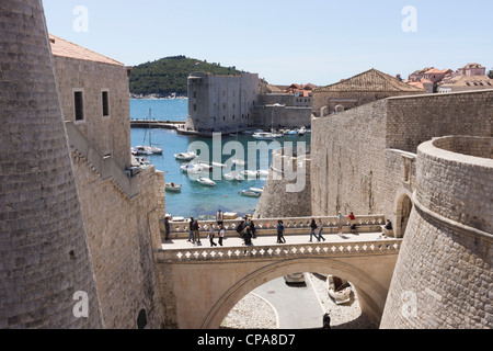 Dubrovnik Croazia - ponte al cancello PLOCE. Fortezza Revelin. Foto Stock