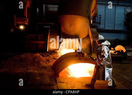 Un lavoratore presso il nuovo altoforno 8 presso la ThyssenKrupp Steel AG, Duisburg, Germania Foto Stock