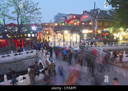 Strada trafficata sul ponte storico accanto a famose località turistiche presso l'Houhai Lake a Beijing in Cina Foto Stock