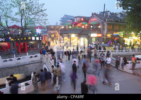 Strada trafficata sul ponte storico accanto a famose località turistiche presso l'Houhai Lake a Beijing in Cina Foto Stock