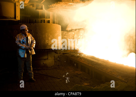 Un lavoratore presso il nuovo altoforno 8 presso la ThyssenKrupp Steel AG, Duisburg, Germania Foto Stock