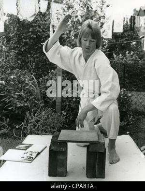 DAVE DEE BEEKY MICK E Ticl3 1960s gruppo pop con Ian 'Tichît' Amey in agosto 1967 presso la sua casa di Londra. Foto Tony Gale Foto Stock