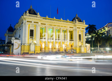 Vista notturna di Hanoi Opera House con il traffico Vietnam Foto Stock