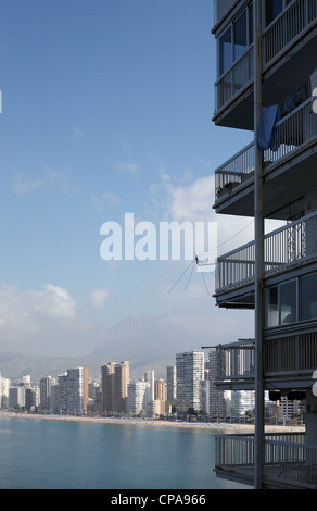 Un palazzo di appartamenti e lo skyline di Benidorm, Spagna Foto Stock