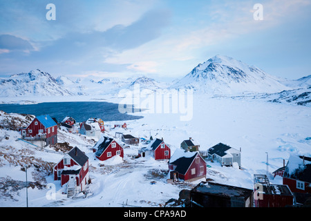 Small Greenland village of Kulusuk in a winter scene Foto Stock
