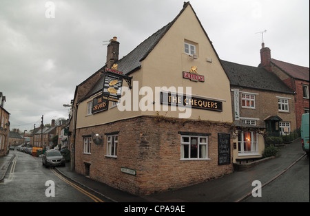 Il Chequers public house e ristorante a Chipping Norton, Oxfordshire, Regno Unito. Foto Stock