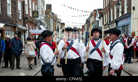 Cinque Port Morrismen balli presso il Festival spazia in Rochester Kent Foto Stock